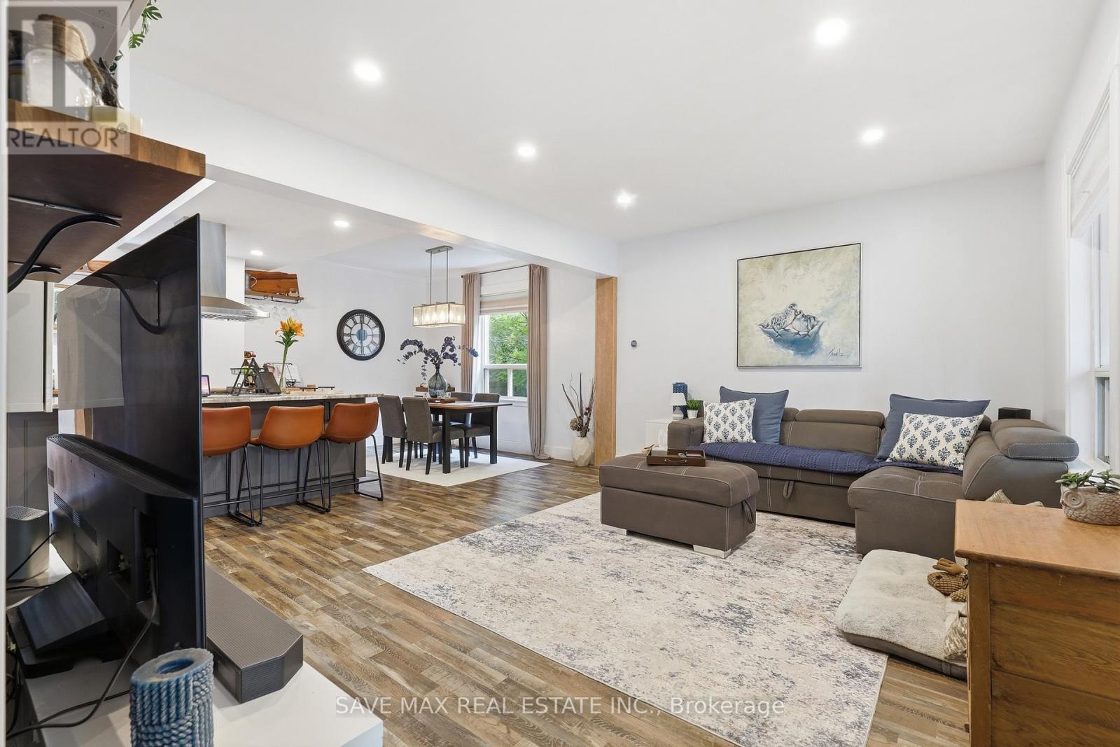 347 Dover Street S, Cambridge, ON - Indoor Photo Showing Living Room