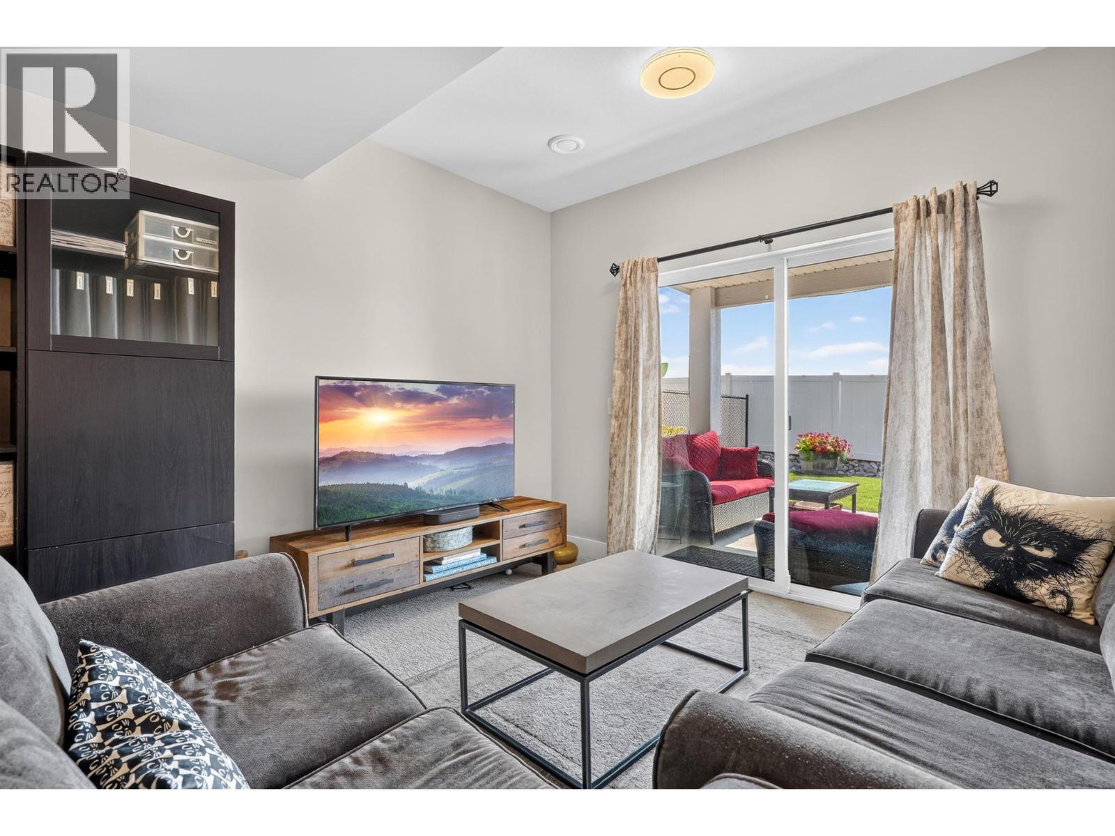 2359 Hawks Boulevard, West Kelowna, BC - Indoor Photo Showing Living Room