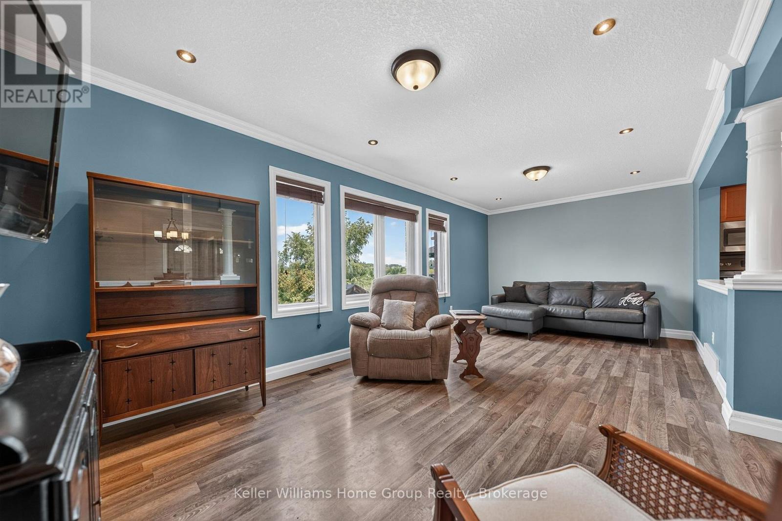 479 Doon S Drive E, Kitchener, ON - Indoor Photo Showing Living Room