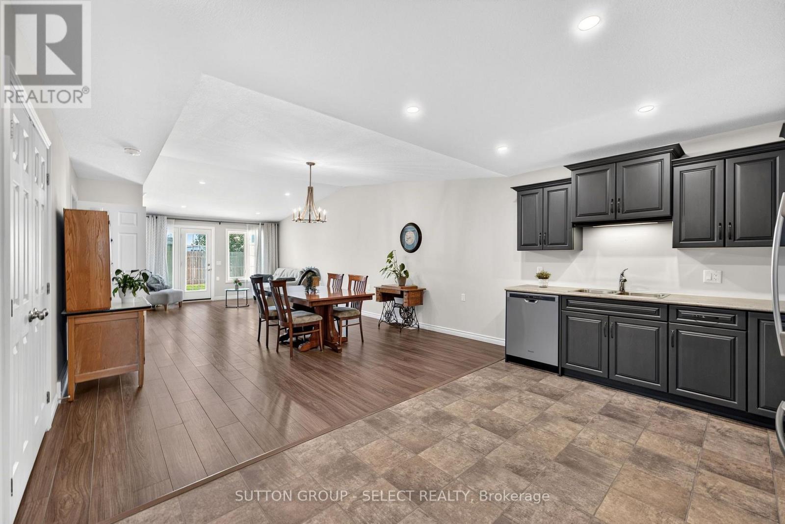14 Devon Drive, South Huron (Exeter), ON - Indoor Photo Showing Kitchen