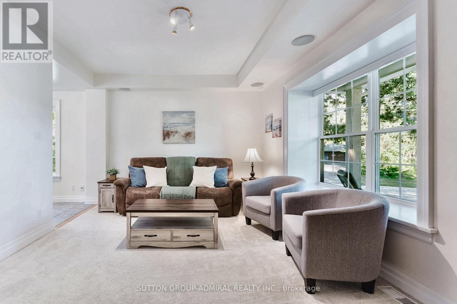54 Starlight Crescent, Richmond Hill, ON - Indoor Photo Showing Living Room