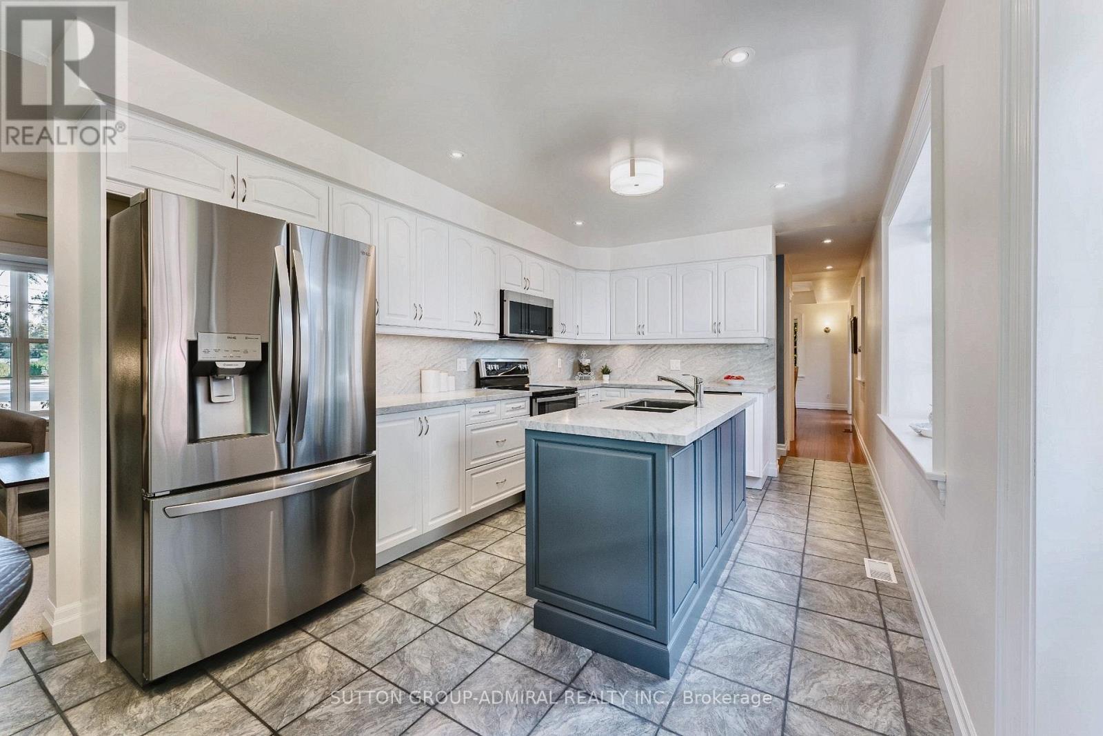 54 Starlight Crescent, Richmond Hill, ON - Indoor Photo Showing Kitchen