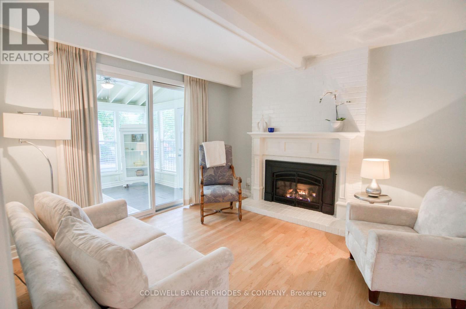 1666 Amberdale Crescent, Ottawa, ON - Indoor Photo Showing Living Room With Fireplace