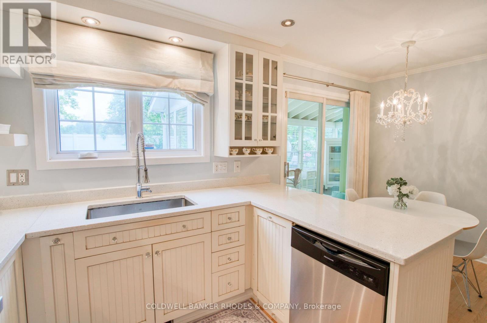 1666 Amberdale Crescent, Ottawa, ON - Indoor Photo Showing Kitchen