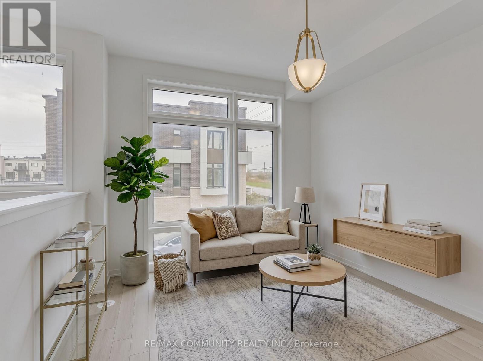 799 Heathrow Path, Oshawa, ON - Indoor Photo Showing Living Room