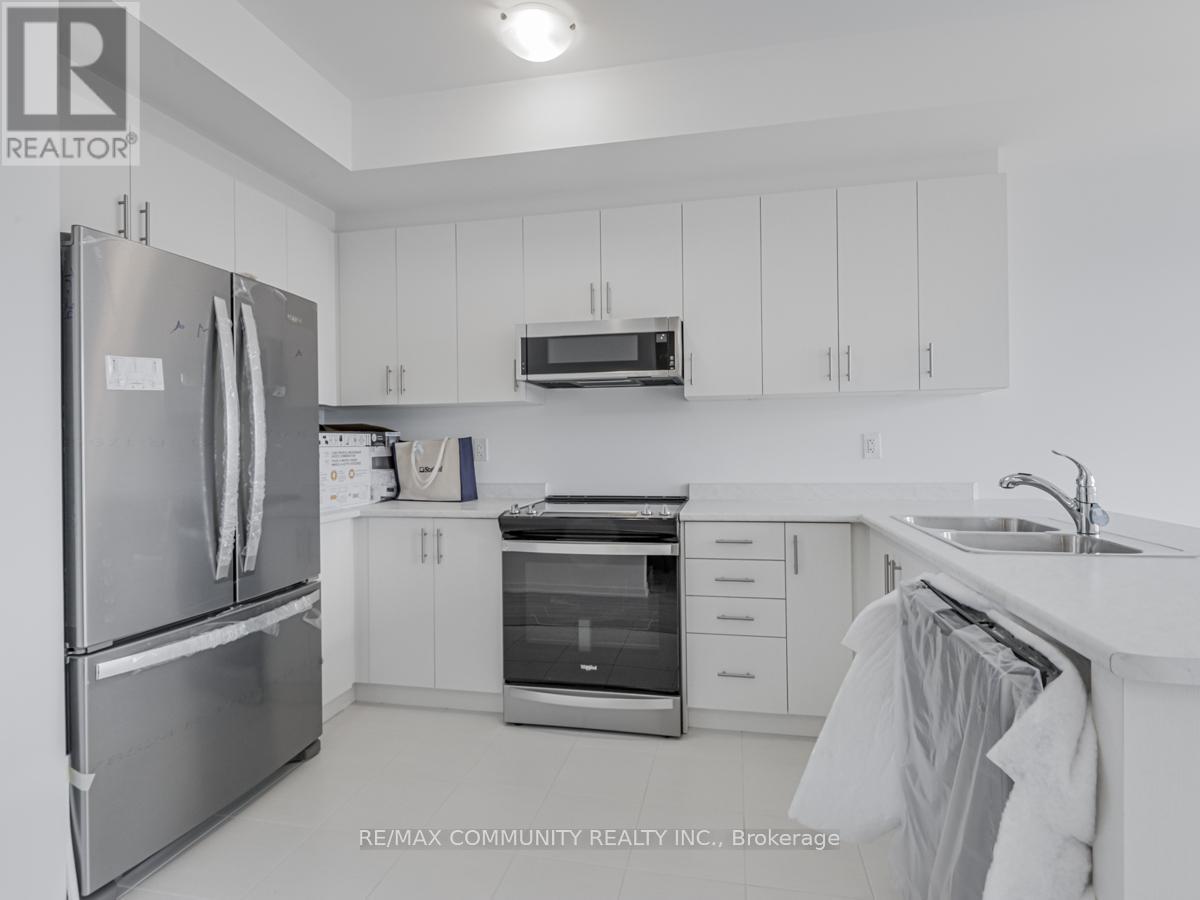 799 Heathrow Path, Oshawa, ON - Indoor Photo Showing Kitchen With Double Sink