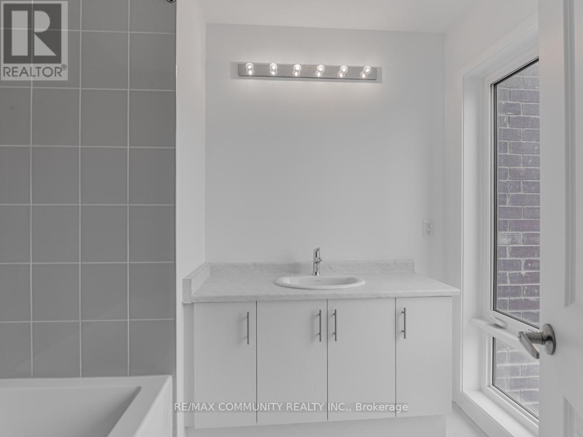 799 Heathrow Path, Oshawa, ON - Indoor Photo Showing Bathroom