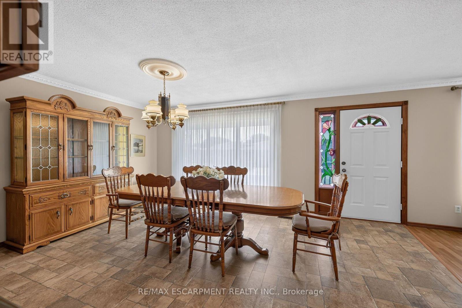 39 Algonquin Court, Hamilton, ON - Indoor Photo Showing Dining Room