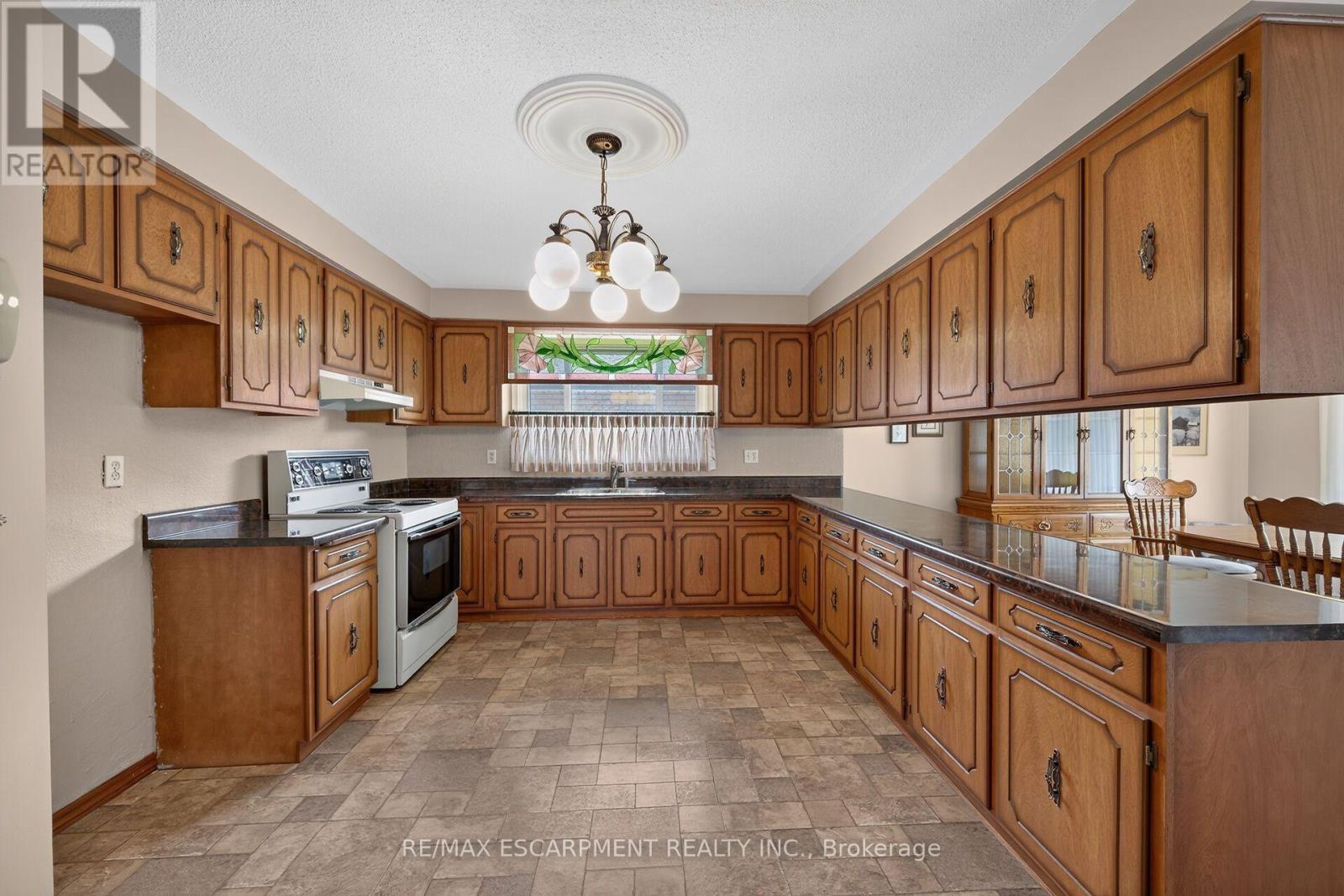 39 Algonquin Court, Hamilton, ON - Indoor Photo Showing Kitchen