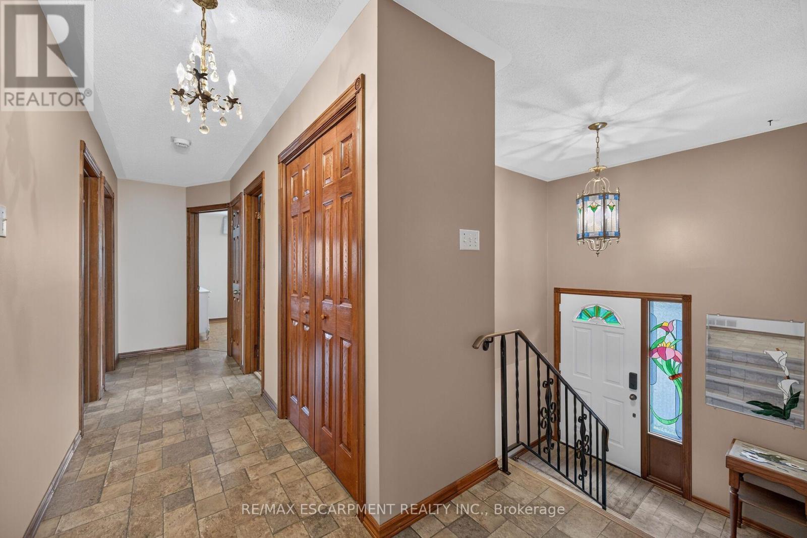 39 Algonquin Court, Hamilton, ON - Indoor Photo Showing Other Room