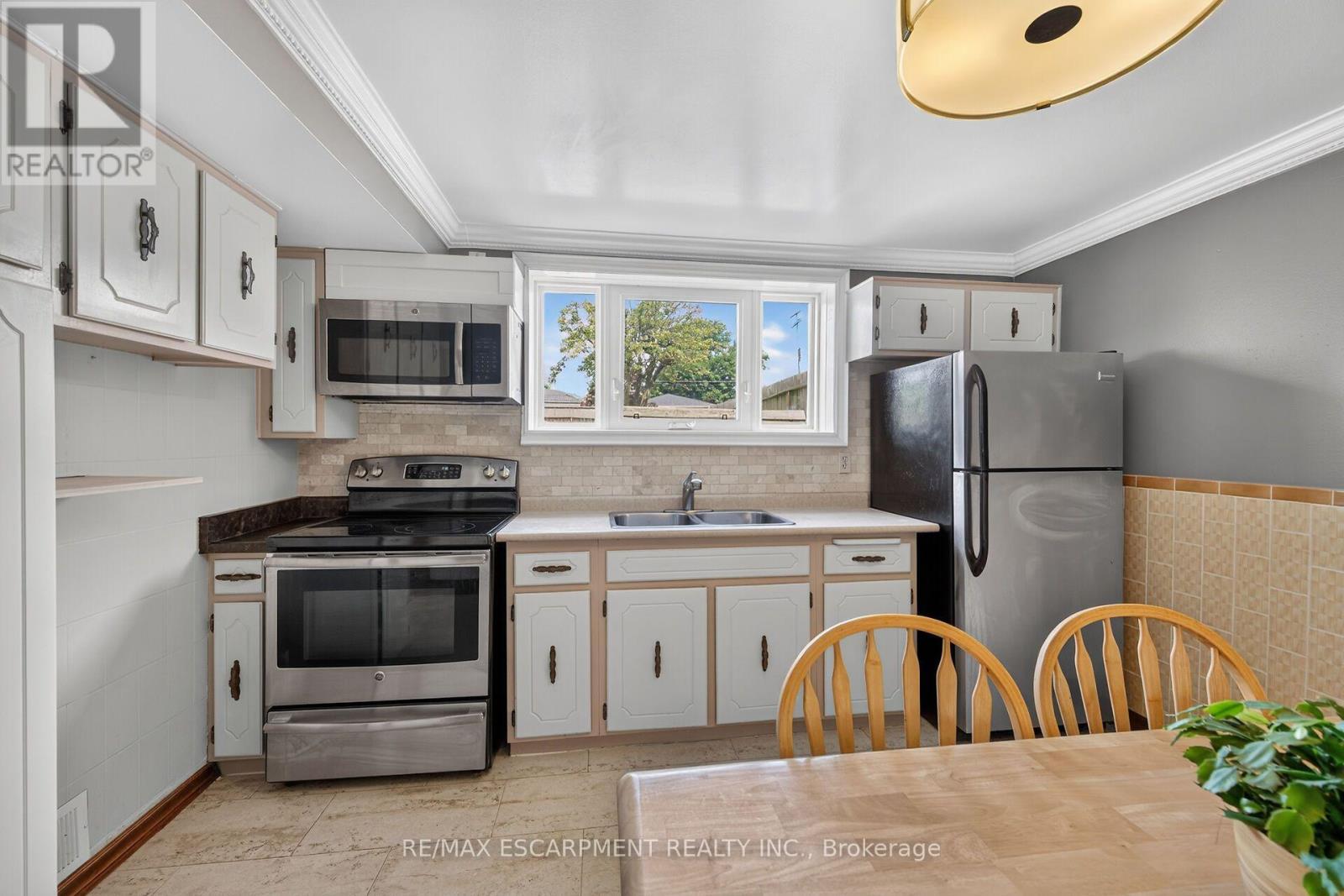 39 Algonquin Court, Hamilton, ON - Indoor Photo Showing Kitchen With Double Sink