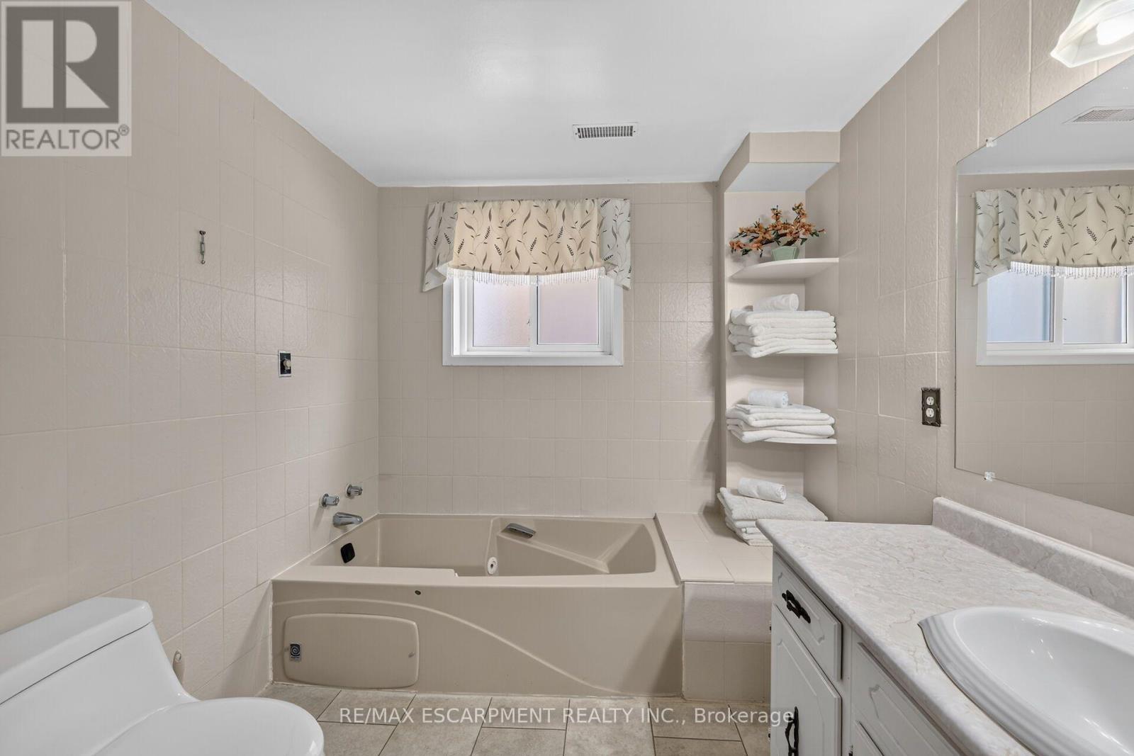 39 Algonquin Court, Hamilton, ON - Indoor Photo Showing Bathroom
