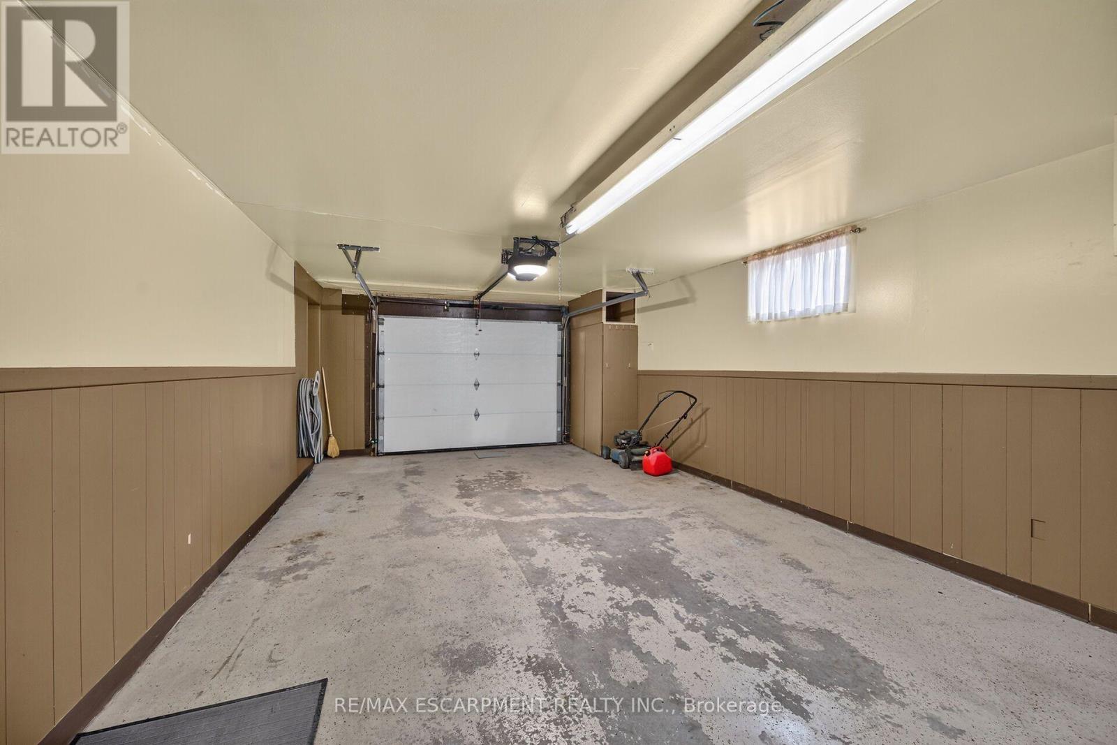 39 Algonquin Court, Hamilton, ON - Indoor Photo Showing Garage