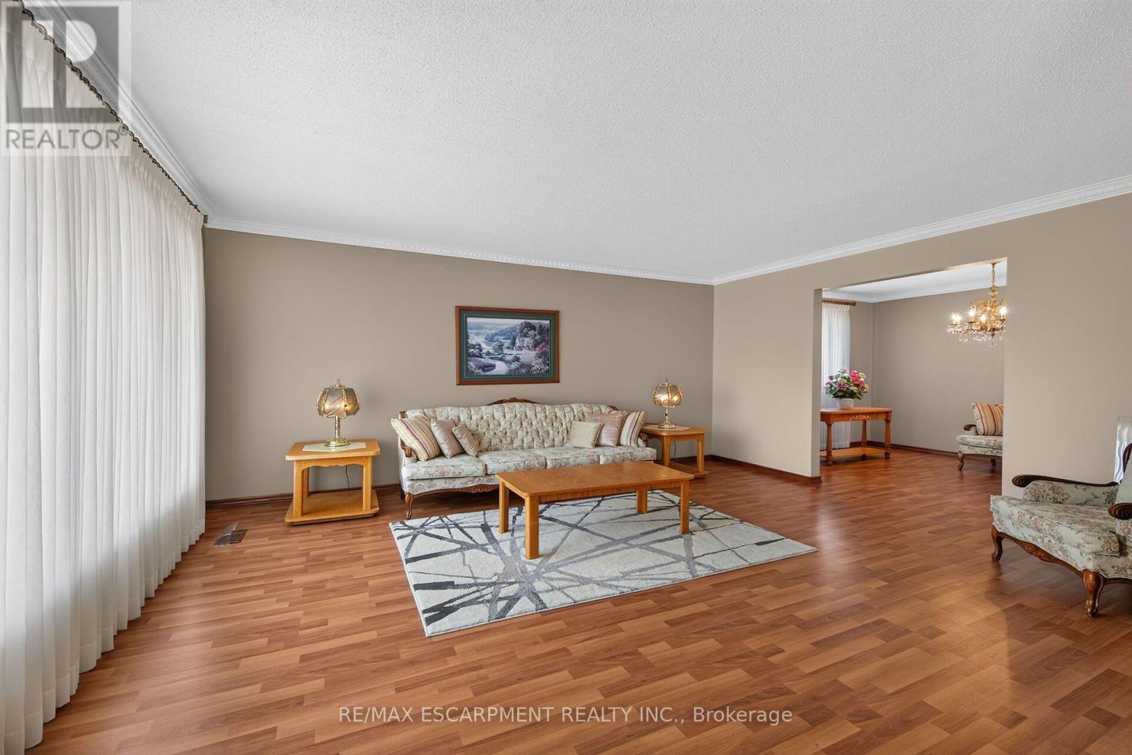 39 Algonquin Court, Hamilton, ON - Indoor Photo Showing Living Room