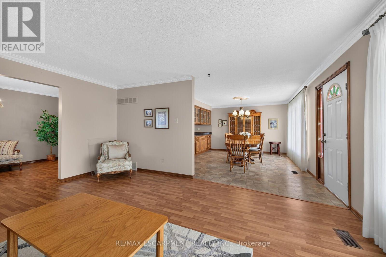 39 Algonquin Court, Hamilton, ON - Indoor Photo Showing Living Room