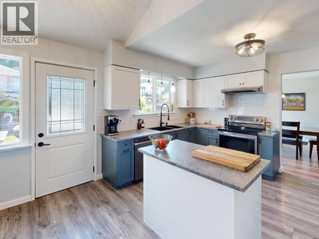 3786 Quadra Ave, Powell River, BC - Indoor Photo Showing Kitchen
