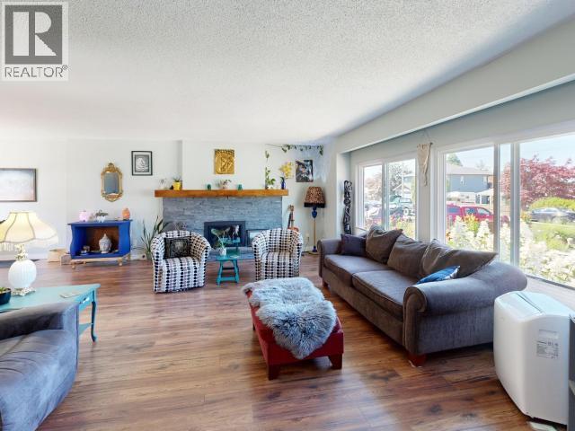 3786 Quadra Ave, Powell River, BC - Indoor Photo Showing Living Room With Fireplace