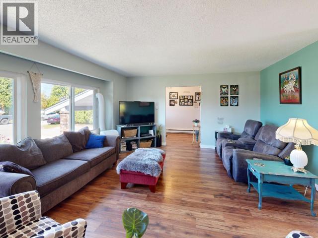 3786 Quadra Ave, Powell River, BC - Indoor Photo Showing Living Room