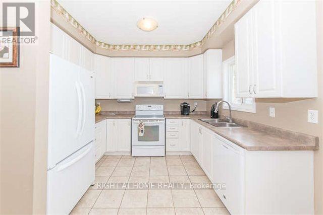 780 Ormond Drive, Oshawa, ON - Indoor Photo Showing Kitchen With Double Sink