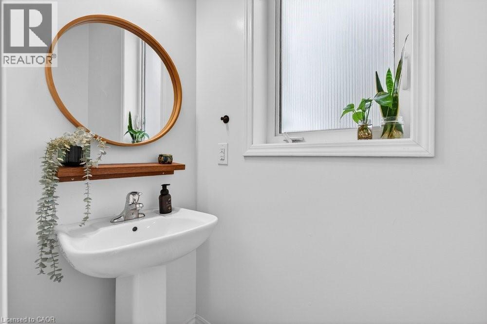 145 Stillwater Crescent, Waterdown, ON - Indoor Photo Showing Bathroom