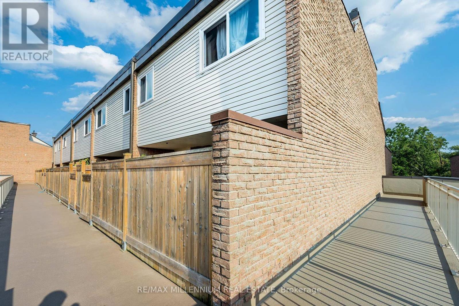301 Milestone Crescent, Aurora, ON