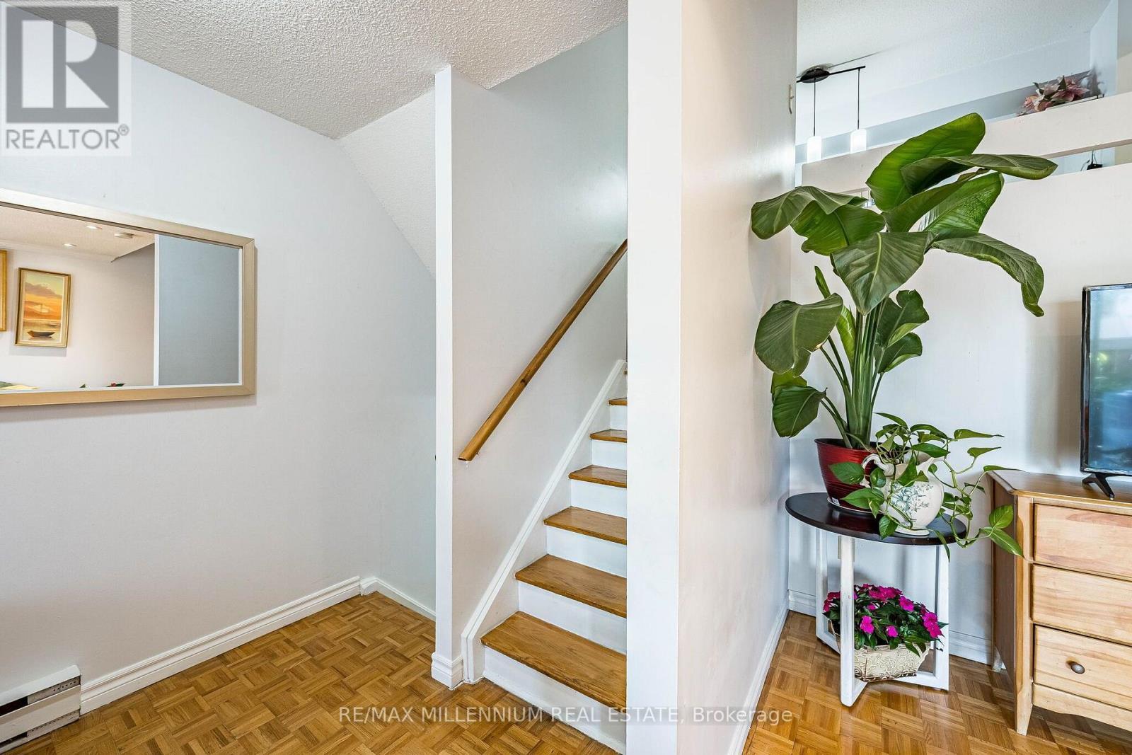 301 Milestone Crescent, Aurora, ON