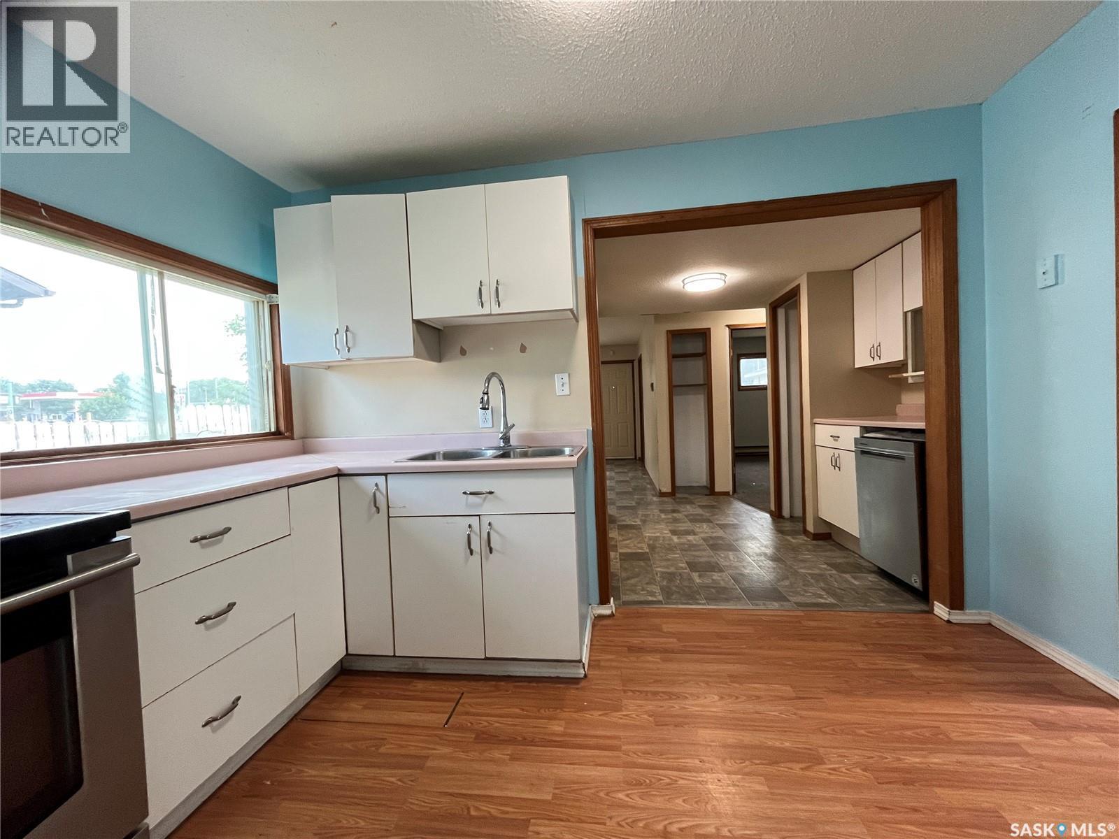 591 23Rd Street E, Prince Albert, SK - Indoor Photo Showing Kitchen With Double Sink