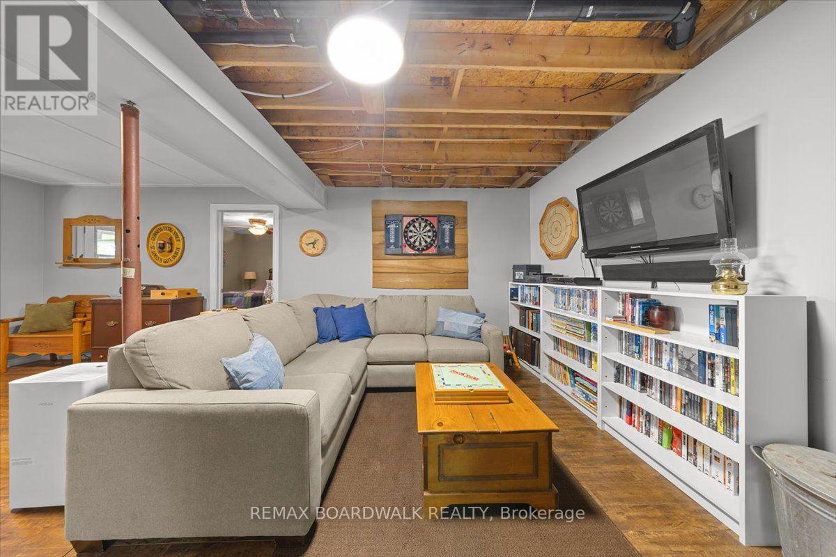 781 North Shore Road, Rideau Lakes, ON - Indoor Photo Showing Other Room