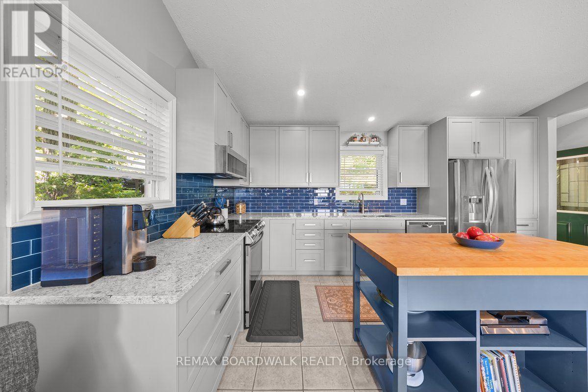 781 North Shore Road, Rideau Lakes, ON - Indoor Photo Showing Kitchen With Upgraded Kitchen