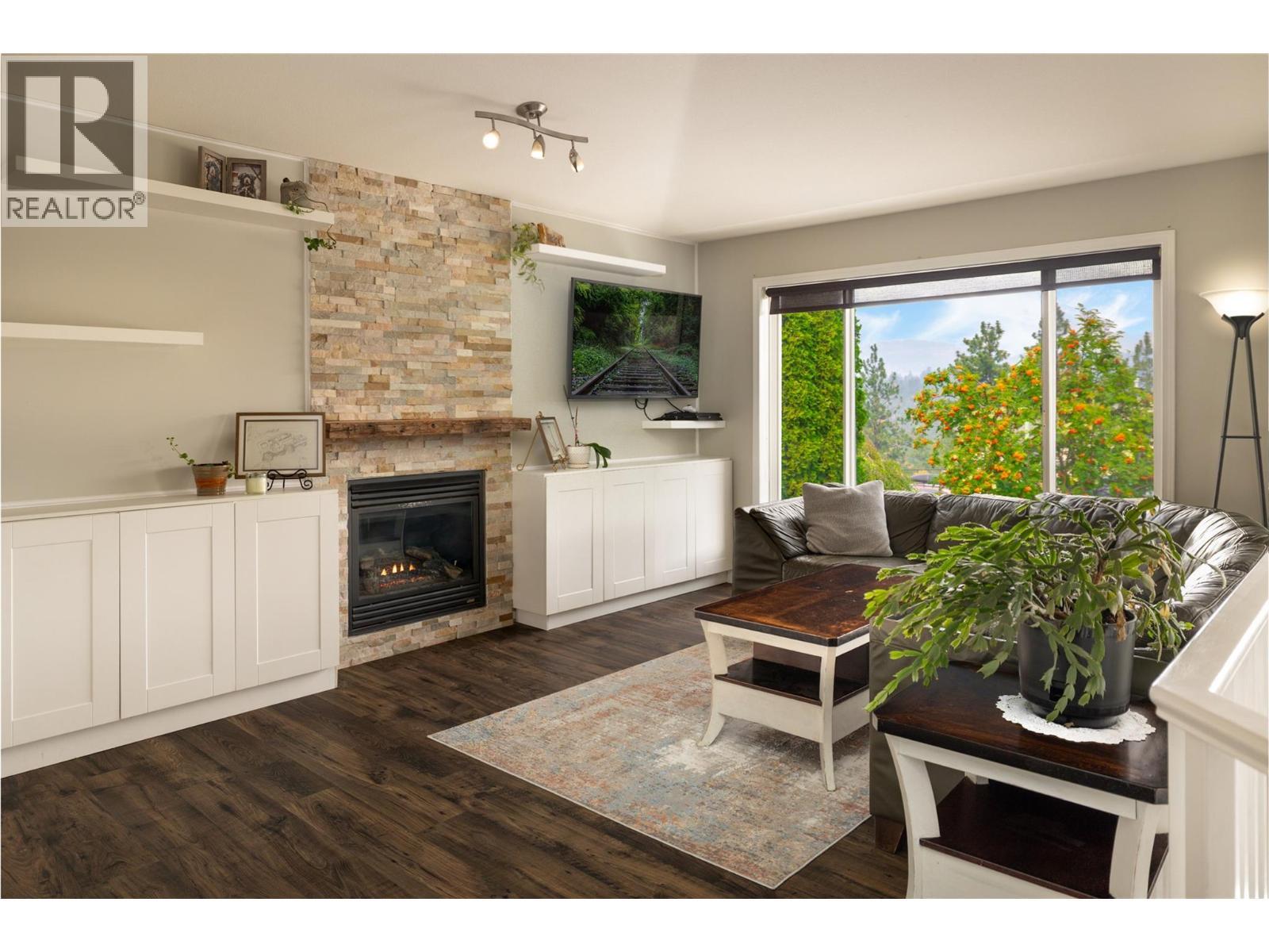 3013 Brindisi Place, Kelowna, BC - Indoor Photo Showing Living Room With Fireplace