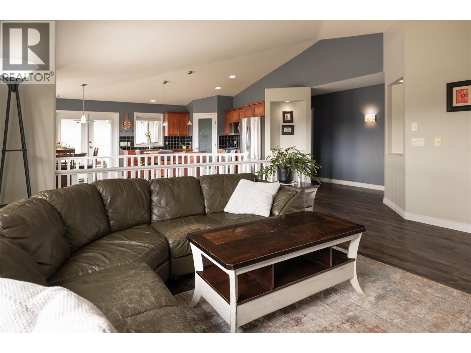 3013 Brindisi Place, Kelowna, BC - Indoor Photo Showing Living Room
