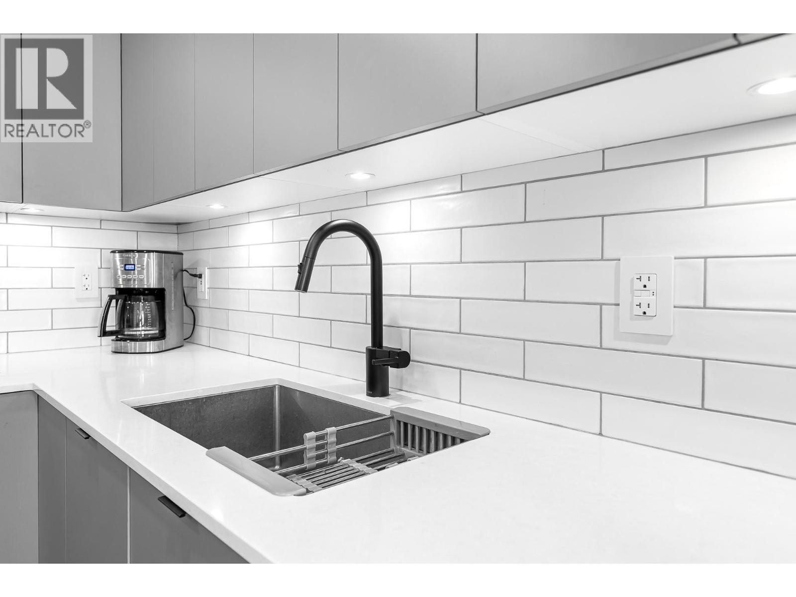 1471 St. Paul Street Unit# 1707, Kelowna, BC - Indoor Photo Showing Kitchen With Double Sink