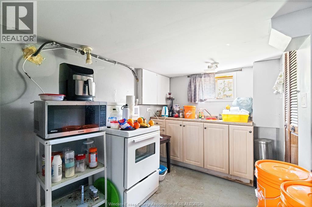 1396 Janette, Windsor, ON - Indoor Photo Showing Other Room