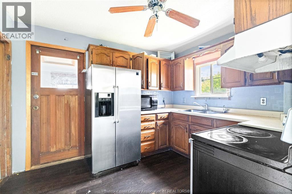 1396 Janette, Windsor, ON - Indoor Photo Showing Kitchen With Double Sink
