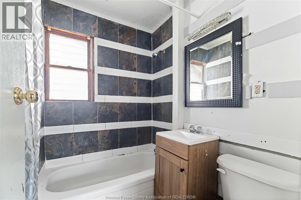 1396 Janette, Windsor, ON - Indoor Photo Showing Bathroom