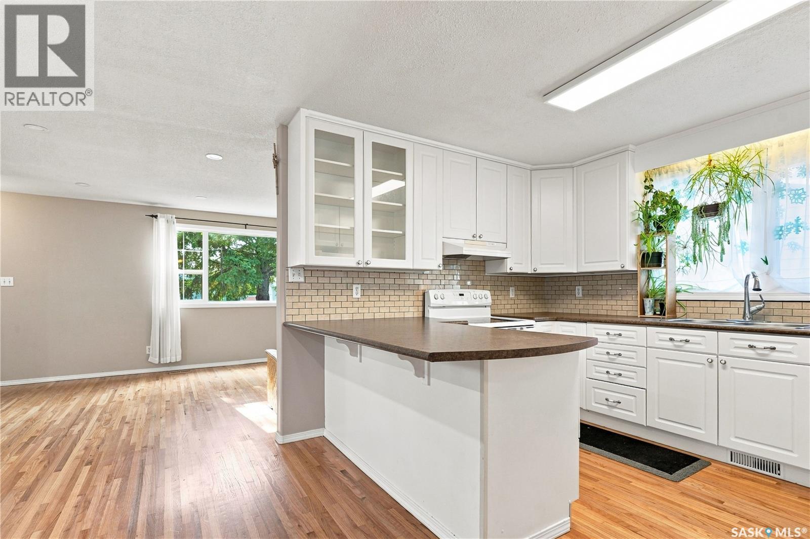 133 Lloyd Crescent, Saskatoon, SK - Indoor Photo Showing Kitchen