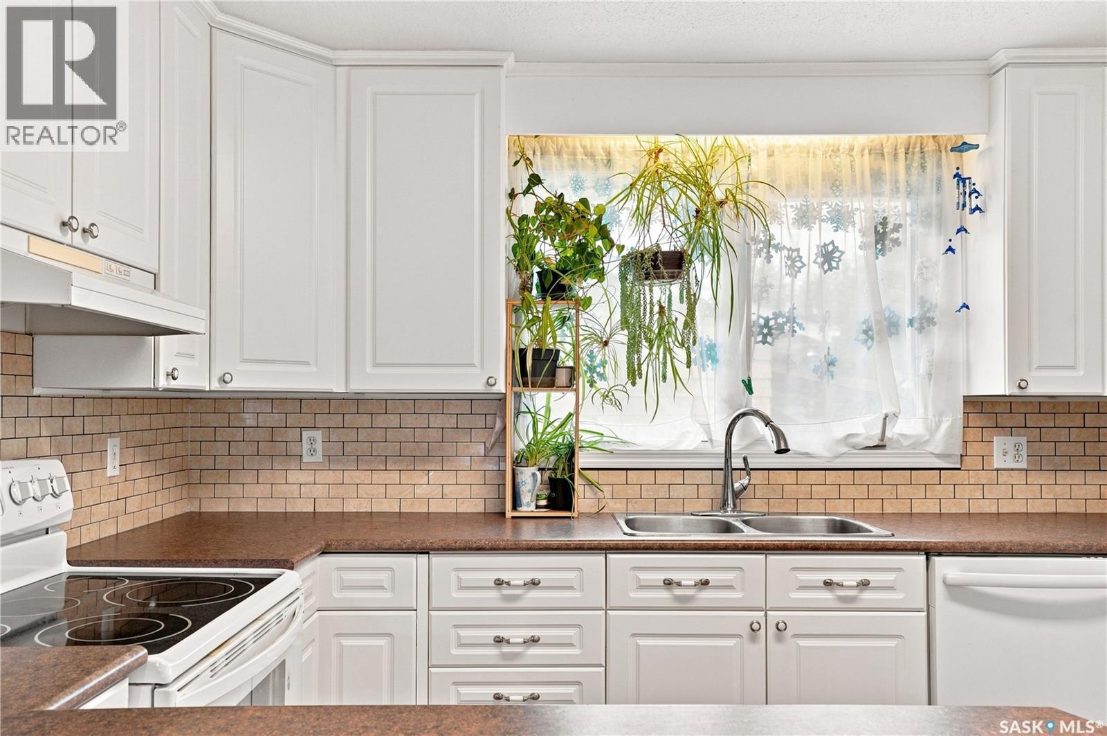 133 Lloyd Crescent, Saskatoon, SK - Indoor Photo Showing Kitchen With Double Sink