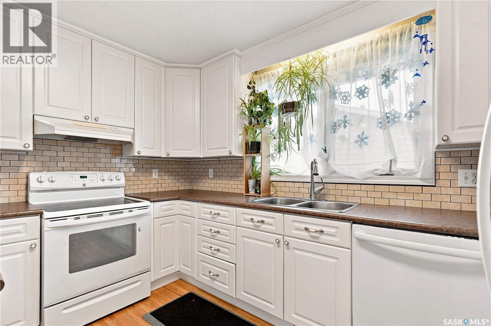 133 Lloyd Crescent, Saskatoon, SK - Indoor Photo Showing Kitchen With Double Sink