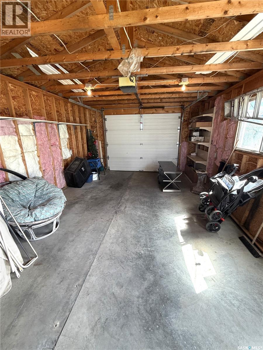 133 Lloyd Crescent, Saskatoon, SK - Indoor Photo Showing Garage