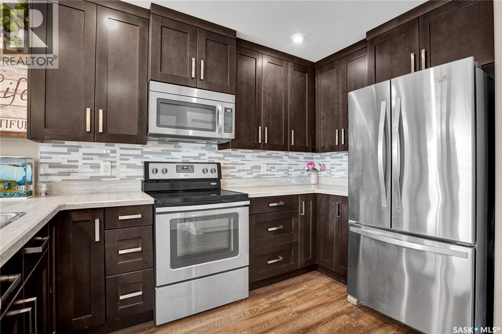 6F 110 Centennial Boulevard, Warman, SK - Indoor Photo Showing Kitchen With Stainless Steel Kitchen With Upgraded Kitchen