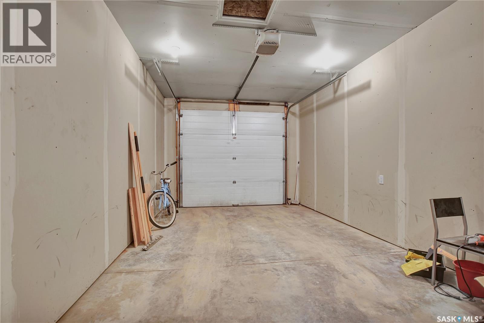 6F 110 Centennial Boulevard, Warman, SK - Indoor Photo Showing Garage