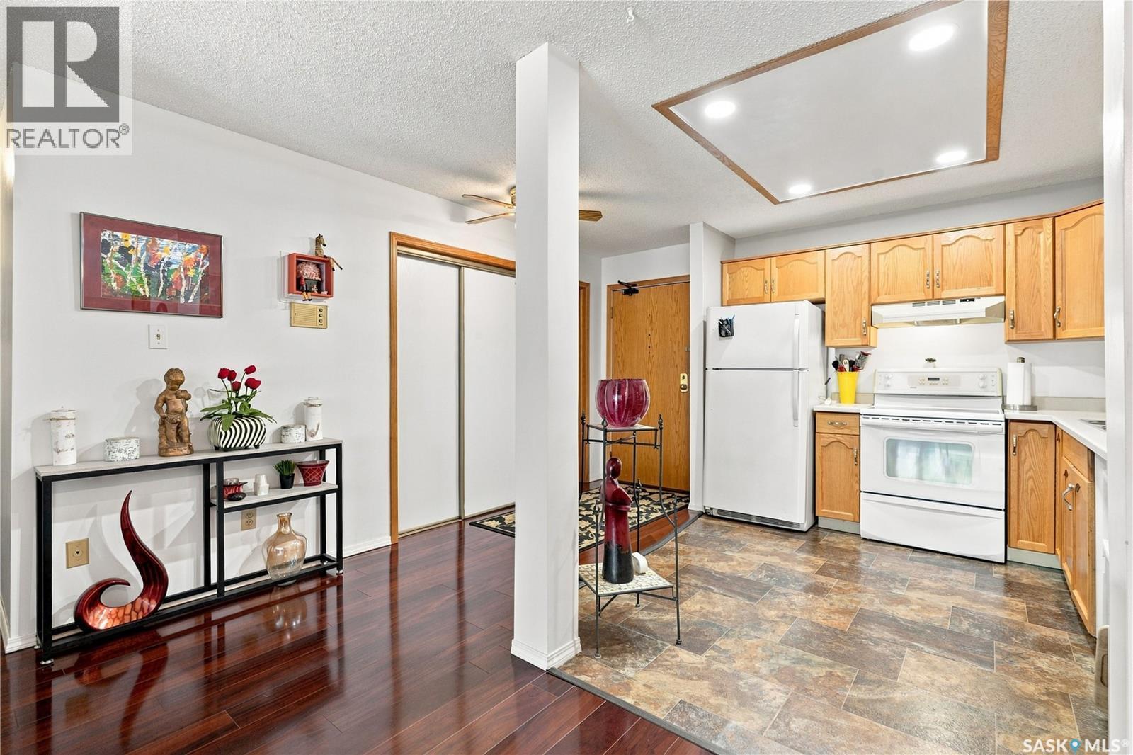 208 410 Main Street, Saskatoon, SK - Indoor Photo Showing Kitchen