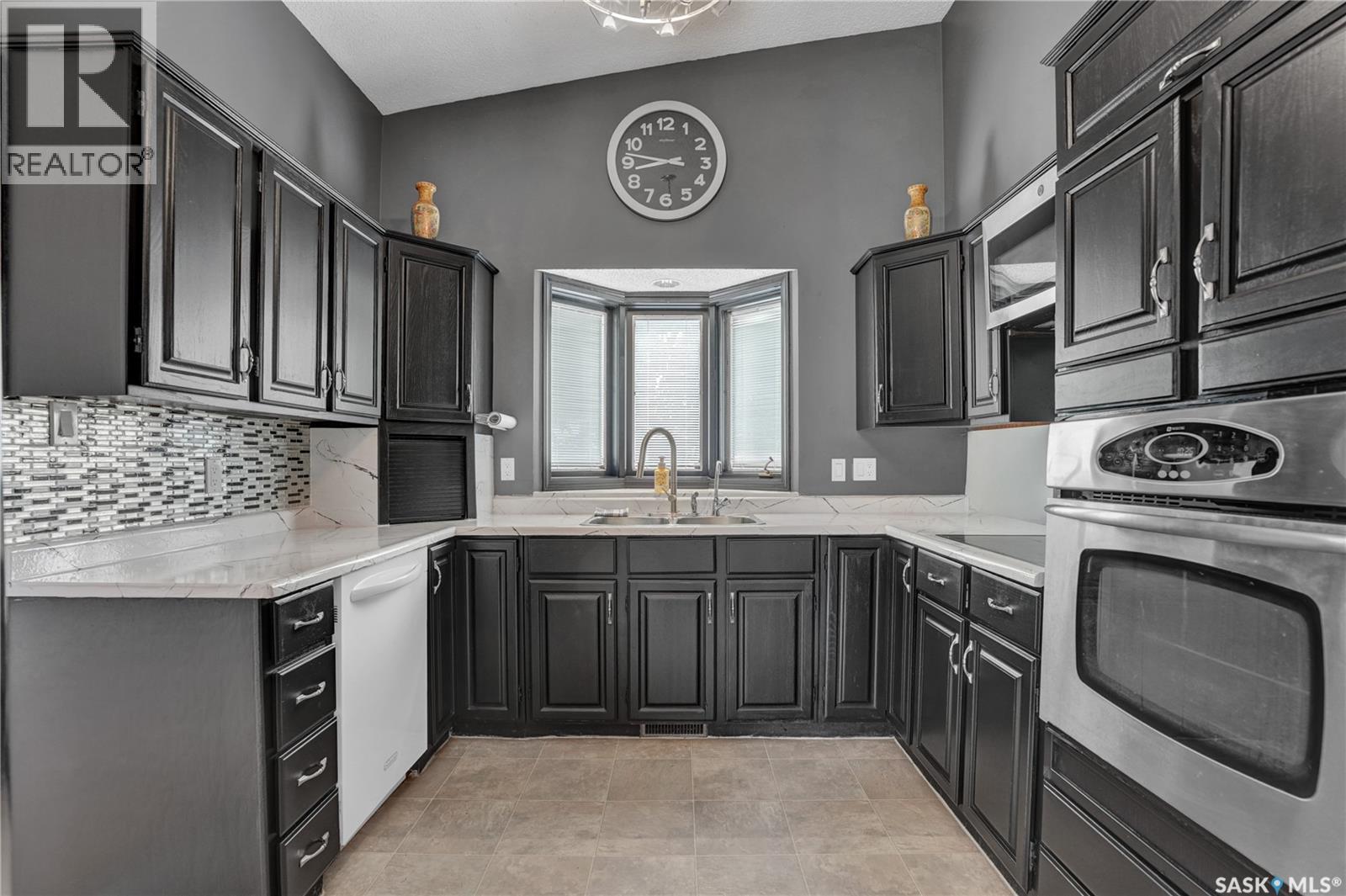 302 Doiron Road N, Regina, SK - Indoor Photo Showing Kitchen With Upgraded Kitchen