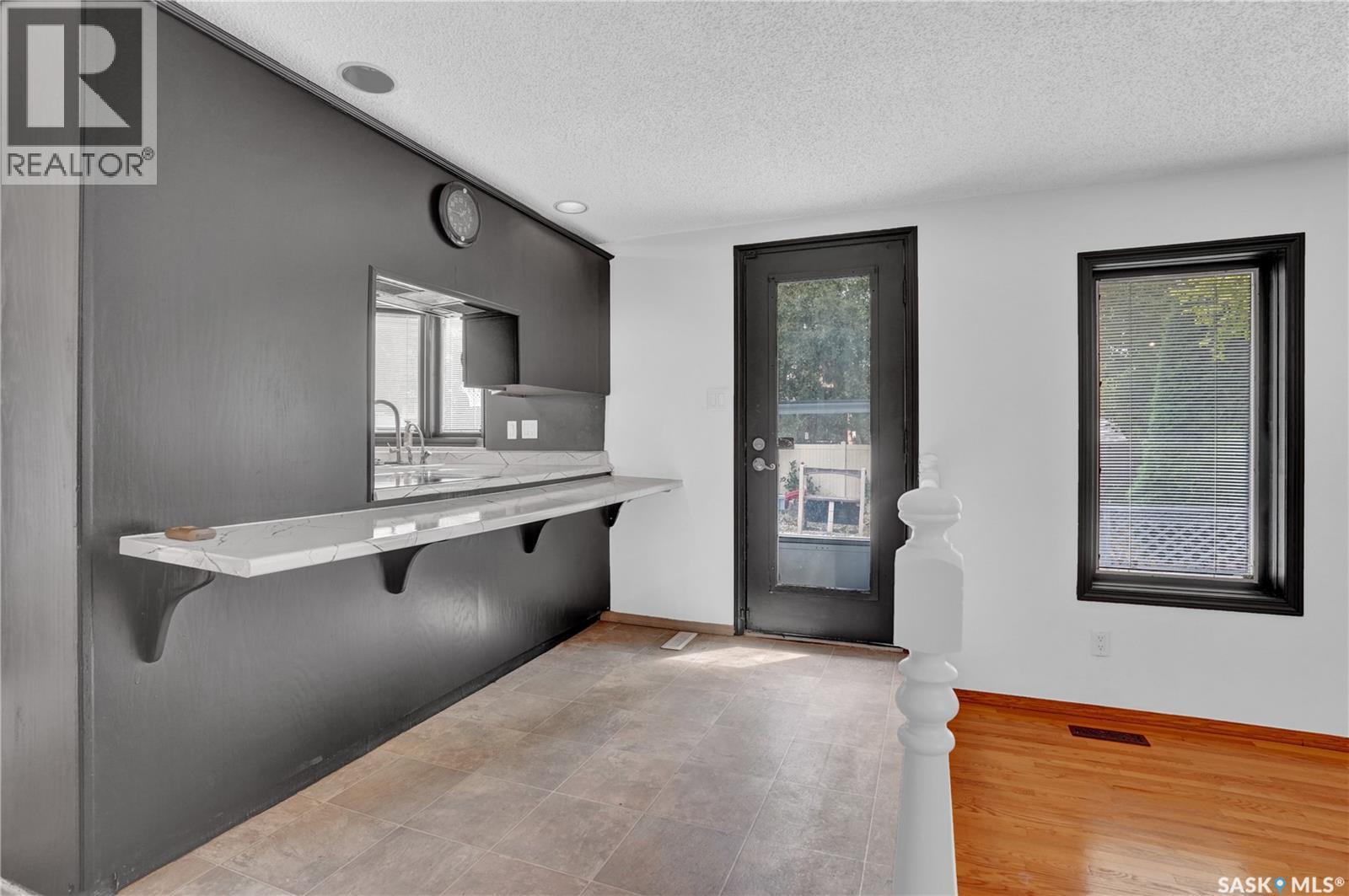 302 Doiron Road N, Regina, SK - Indoor