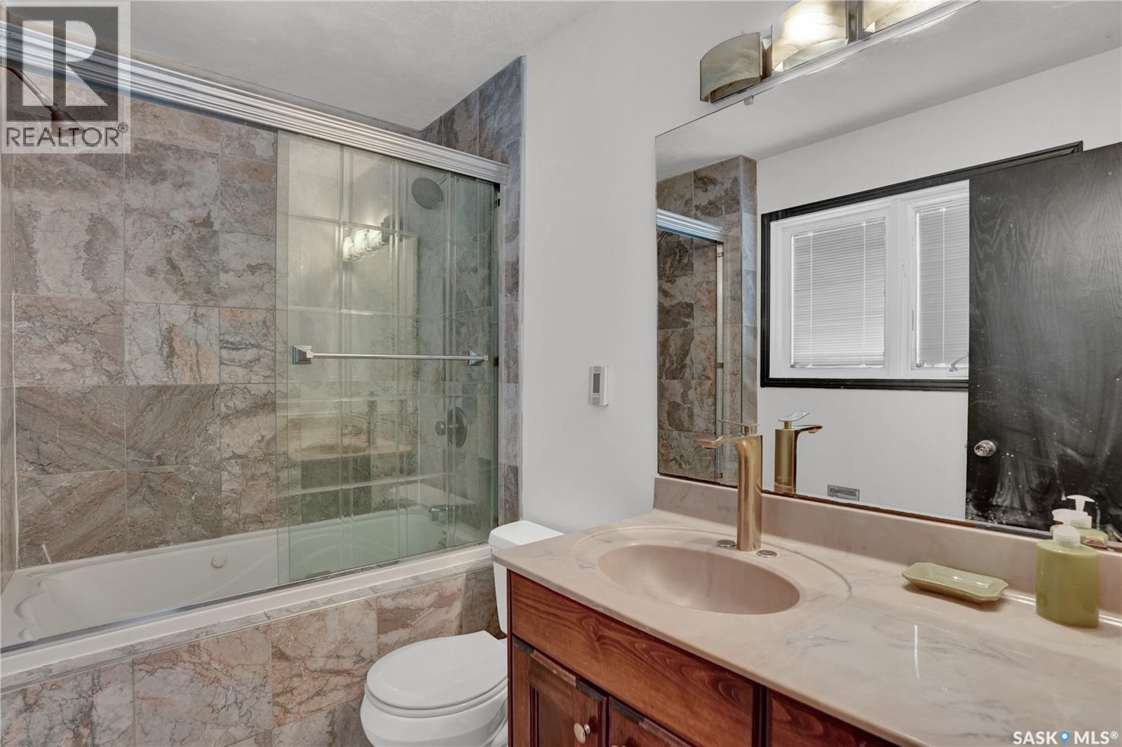 302 Doiron Road N, Regina, SK - Indoor Photo Showing Bathroom