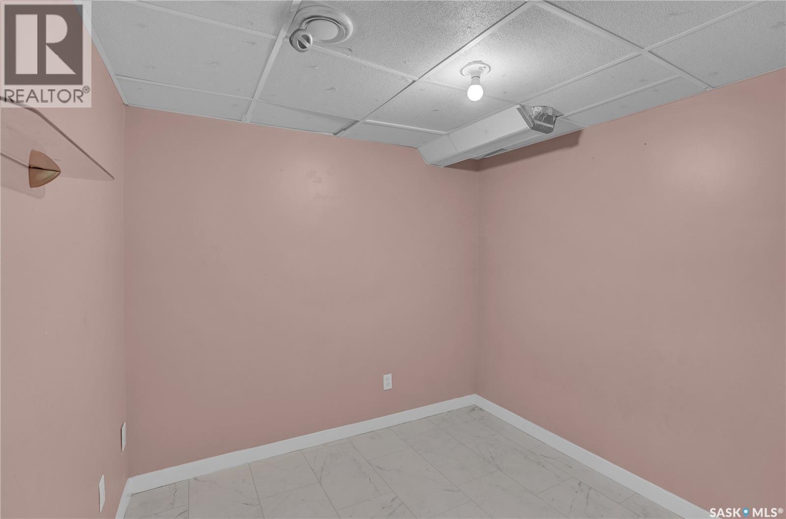 302 Doiron Road N, Regina, SK - Indoor Photo Showing Other Room