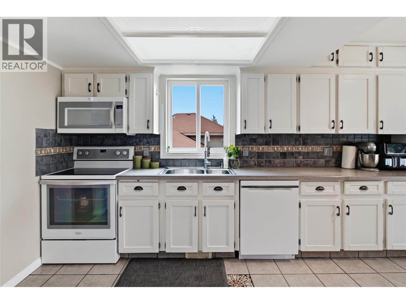 3140 Coventry Crescent, West Kelowna, BC - Indoor Photo Showing Kitchen With Double Sink