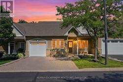 41 - 212 STONEHENGE DRIVE Hamilton, ON L9K 1N4