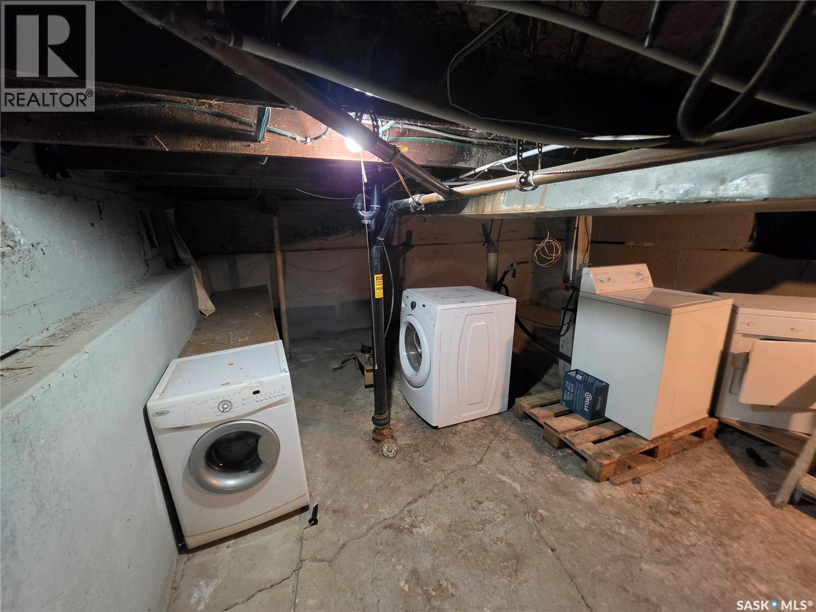 1041 Argyle Street, Regina, SK - Indoor Photo Showing Laundry Room