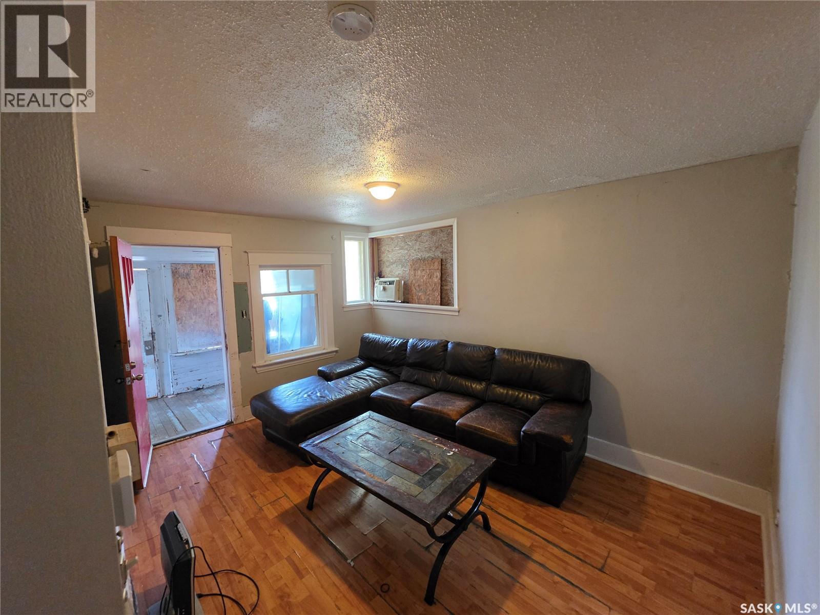 1041 Argyle Street, Regina, SK - Indoor Photo Showing Living Room